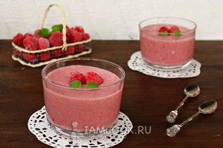 Смузи с малиной и бананом