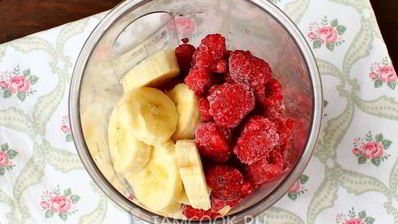 смузи с малиной и бананом