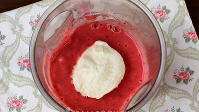 смузи с малиной и бананом