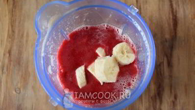 смузи с малиной и красным апельсином