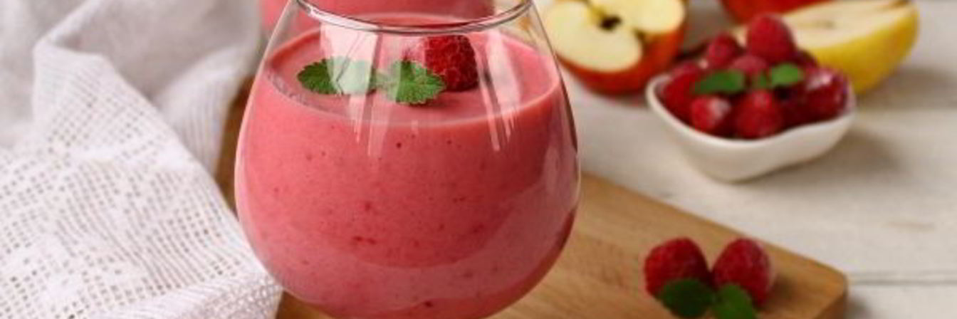 Смузи с малиной, яблоком и грушей