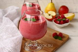 Смузи с малиной, яблоком и грушей