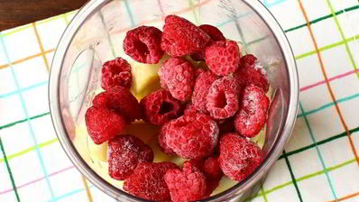 смузи с малиной, яблоком и грушей