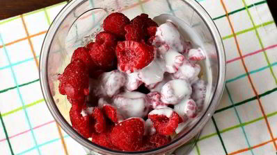 смузи с малиной, яблоком и грушей