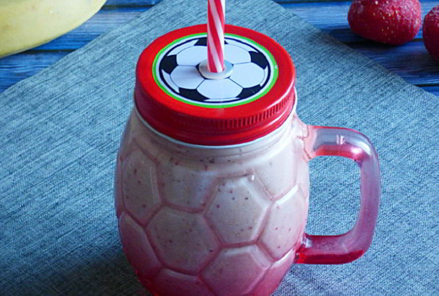 Смузи с овсянкой, бананом и клубникой