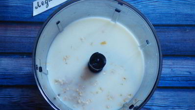 смузи с овсянкой, бананом и клубникой