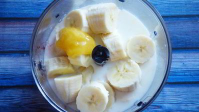 смузи с овсянкой, бананом и клубникой