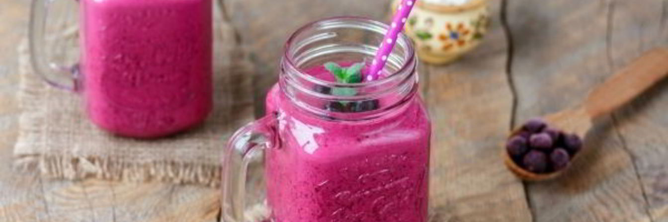 Смузи с творогом, бананом и смородиной