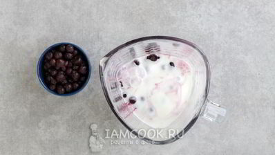 смузи с творогом, бананом и смородиной