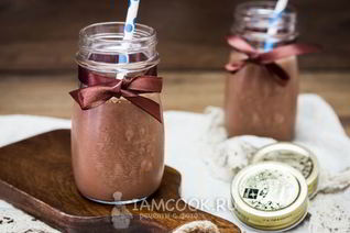 Творожный смузи с бананом и какао