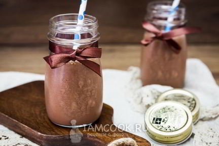 Творожный смузи с бананом и какао