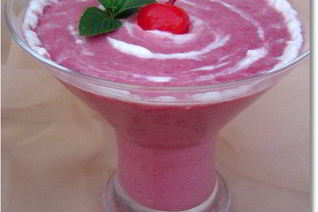 Вишневый смузи с йогуртом и овсяными хлопьями