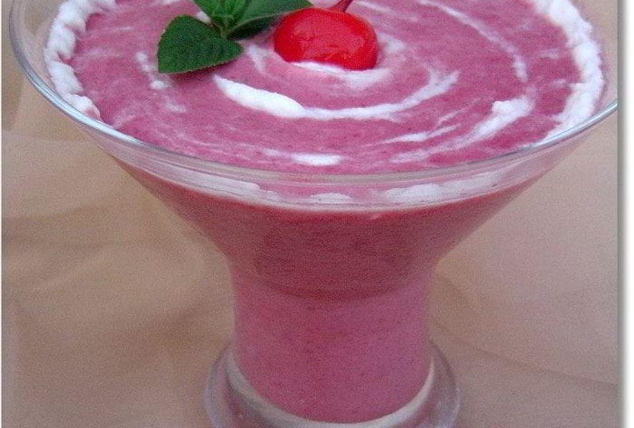 Вишневый смузи с йогуртом и овсяными хлопьями