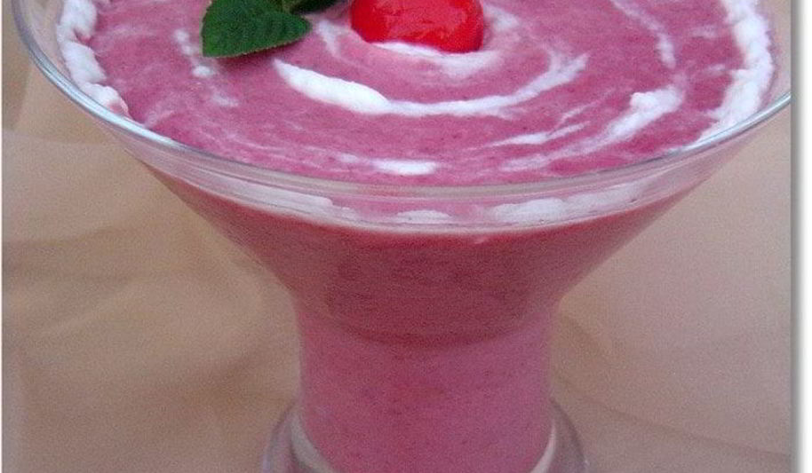 Рецепт вишневого смузи с йогуртом и овсяными хлопьями