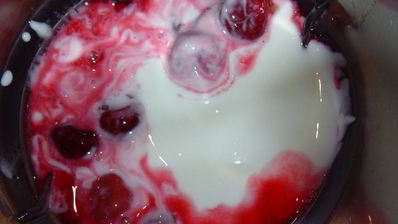 вишневый смузи с йогуртом и овсяными хлопьями