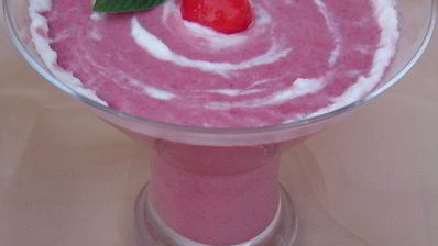 вишневый смузи с йогуртом и овсяными хлопьями