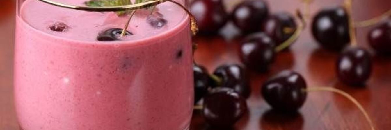 Вишневый коктейль с творогом