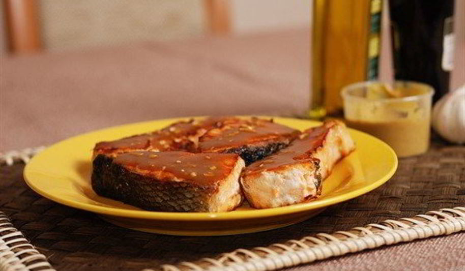Рецепт запеченых в черном перце кусочки лосося, маринованные в кленовом сиропе