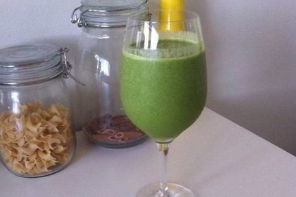 Зеленый коктейль с финиками