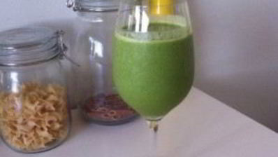 зеленый коктейль с финиками