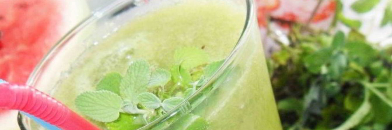 Зеленый коктейль с лимоном