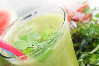 Зеленый коктейль с лимоном