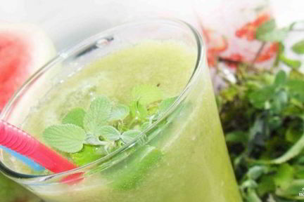 Зеленый коктейль с лимоном
