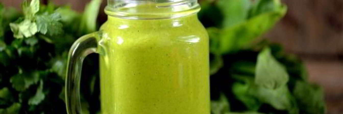 Зеленый коктейль с овсяными хлопьями и льном