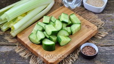 зеленый коктейль с овсяными хлопьями и льном