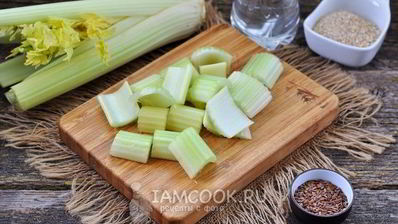 зеленый коктейль с овсяными хлопьями и льном