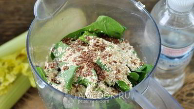 зеленый коктейль с овсяными хлопьями и льном