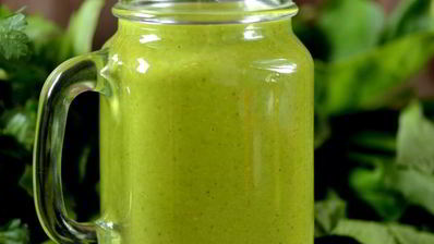 зеленый коктейль с овсяными хлопьями и льном