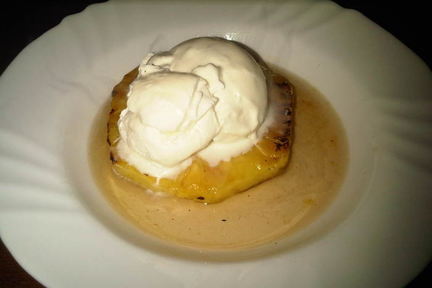 Жареный ананас с пряным сиропом и мороженым