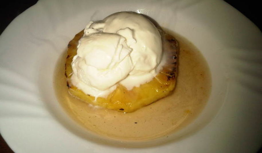 Рецепт жареного ананаса с пряным сиропом и мороженым