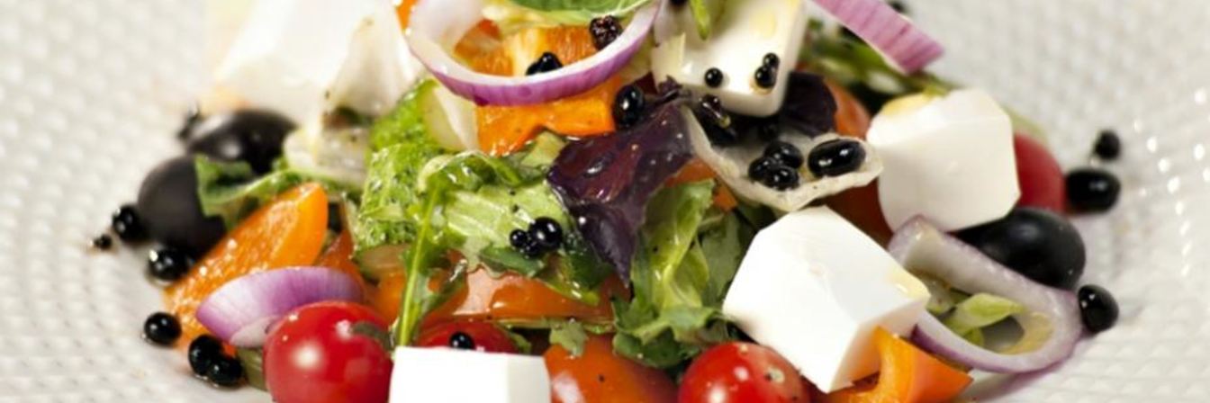 Греческий салат с бальзамическим жемчугом