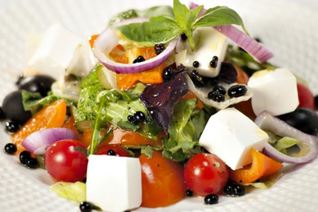 Греческий салат с бальзамическим жемчугом