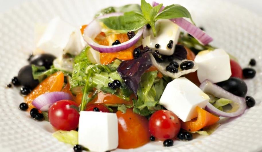 Рецепт греческого салата с бальзамическим жемчугом