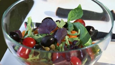 греческий салат с бальзамическим жемчугом