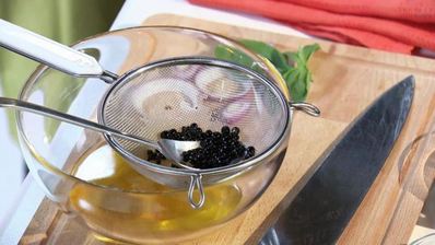 греческий салат с бальзамическим жемчугом