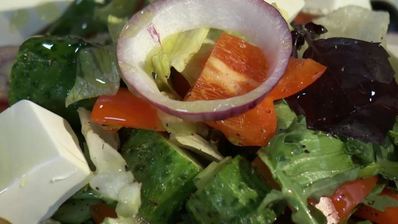 греческий салат с бальзамическим жемчугом