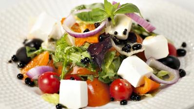 греческий салат с бальзамическим жемчугом