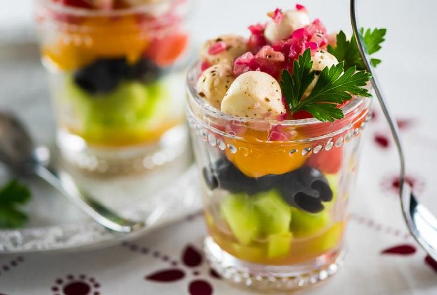 Греческий салат с моцареллой