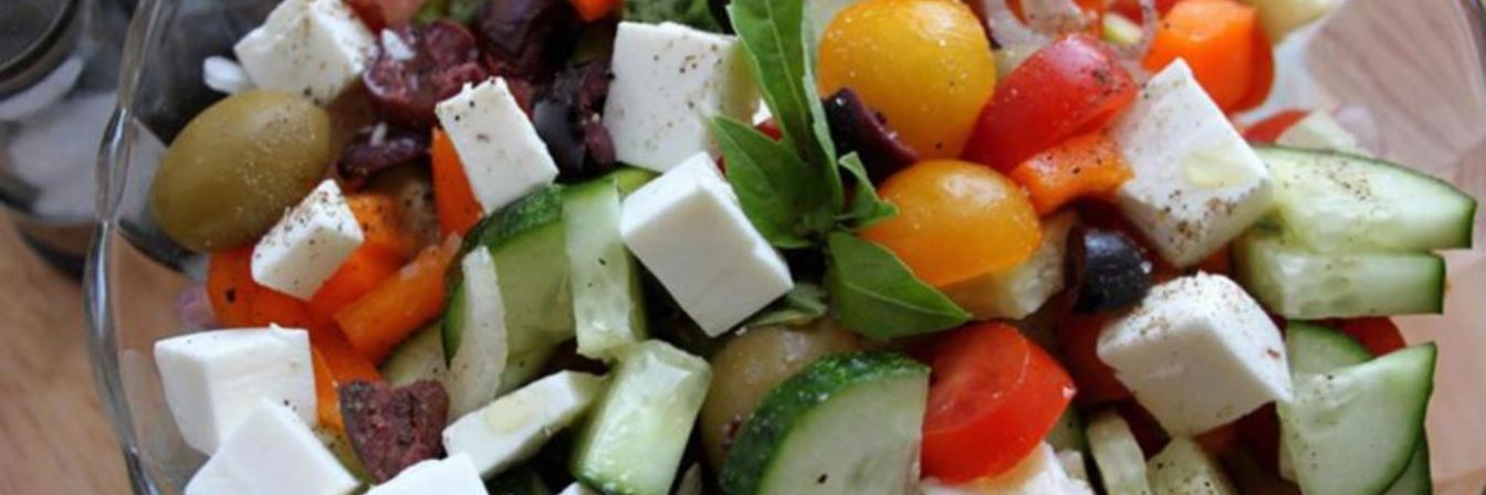 Греческий салат с цукини, сыром фета и базиликом