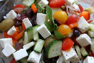 Греческий салат с цукини, сыром фета и базиликом