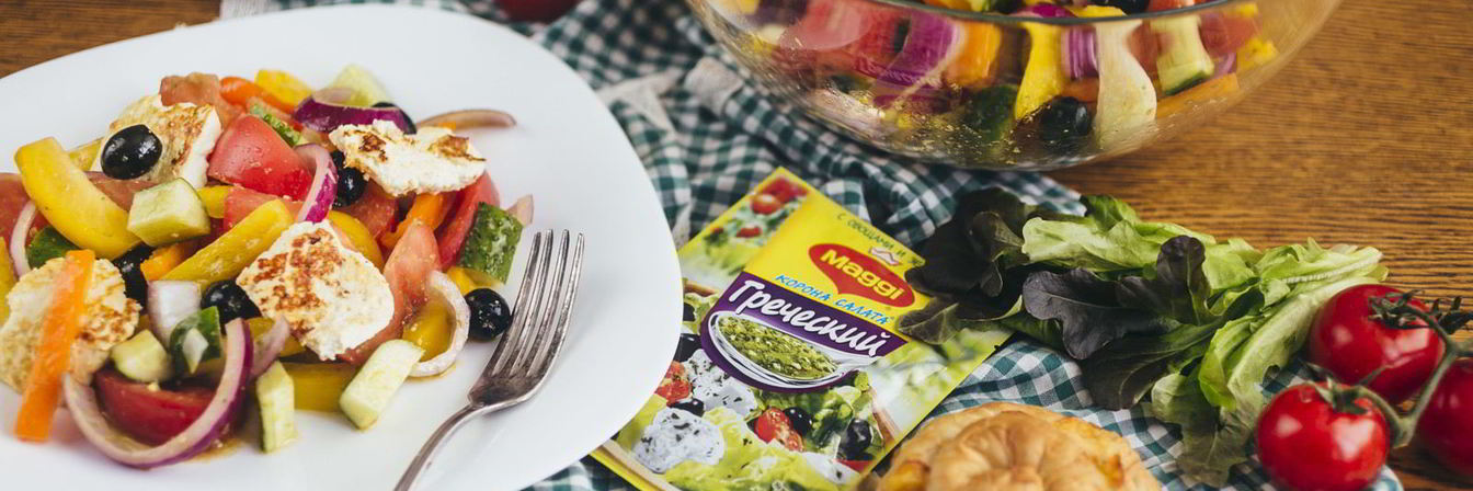 Греческий салат с жареным адыгейским сыром