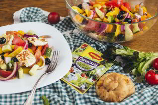 Греческий салат с жареным адыгейским сыром