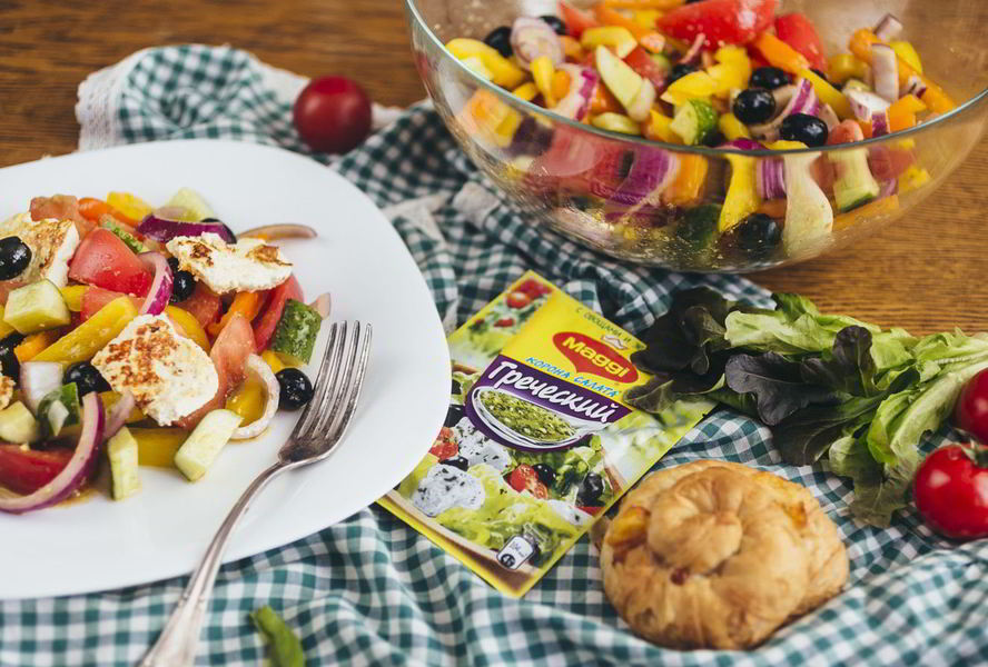 Греческий салат с жареным адыгейским сыром