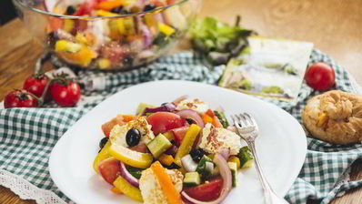 греческий салат с жареным адыгейским сыром