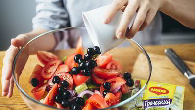 греческий салат с жареным адыгейским сыром