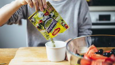 греческий салат с жареным адыгейским сыром